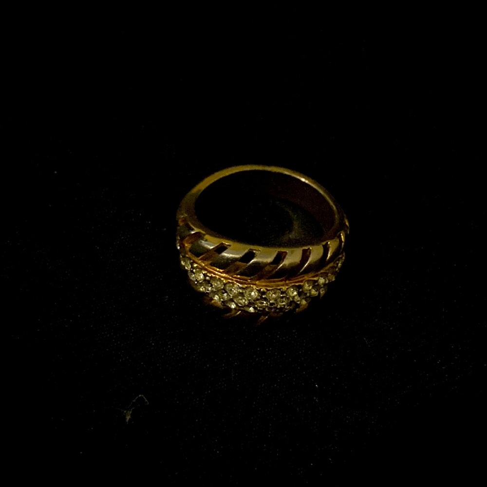 Gold silver ring don’t fit me no more trying to sell